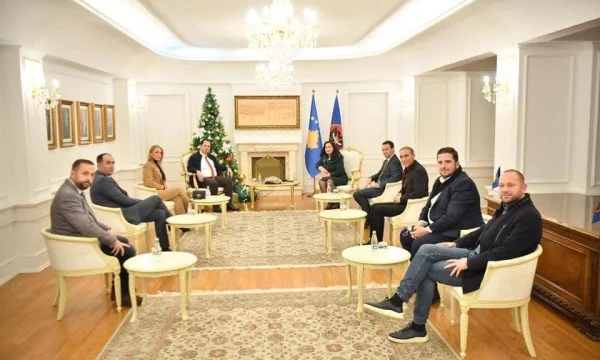 Ufficialmente diviso, Vjosa Osmani prende alcuni asambitisti a Ferizaj