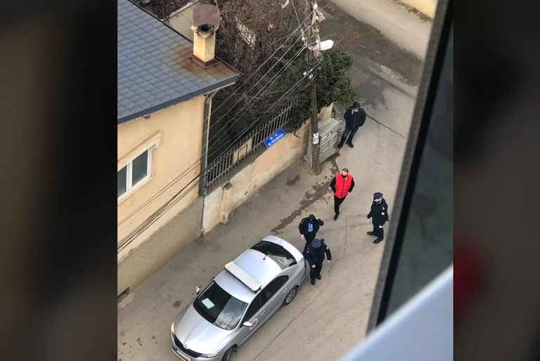 fusils de chasse au parc de Pristina: la police arrive au jeu de scène”