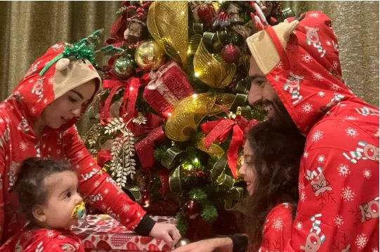 Muslims Salah solidifier avec les chrétiens: Habillé comme le Père Noël le soir de Noël