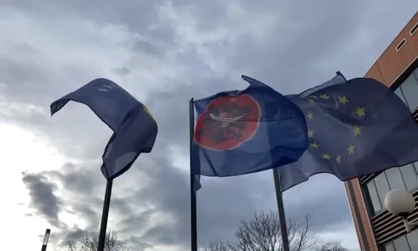 Vjosa Osmani met également le drapeau dardania sur la cour de la présidence