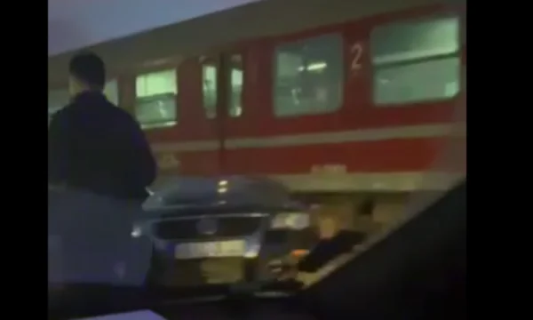 U shtirën si hetues dhe gënjyen policinë, zhdukën të gjitha provat e aksidentit të sotëm mes trenit dhe një veture