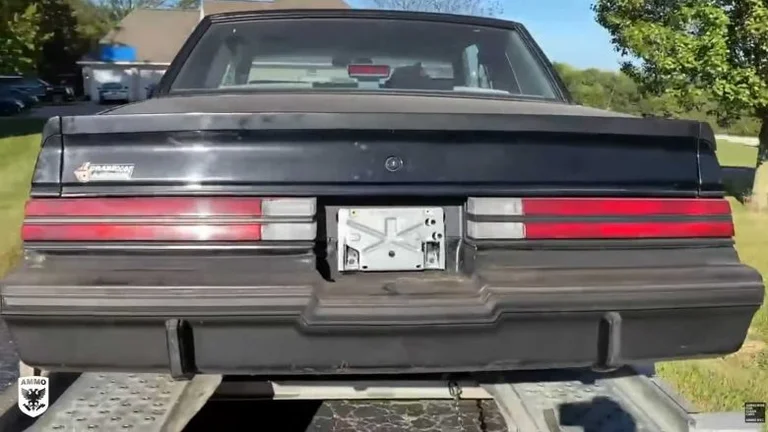 The 1980s car takes its first bath after 34 years after it stayed for years “sleep”, in a garage
