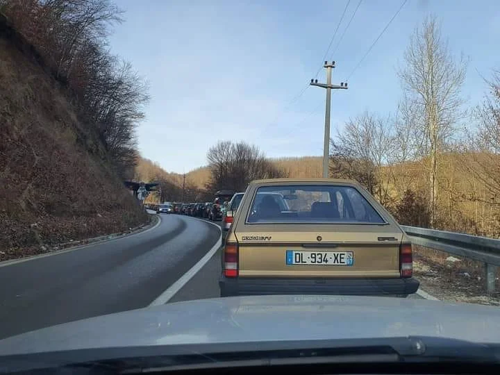 Bien por la Patria: el exilio de Opel Cadet de Kosovo