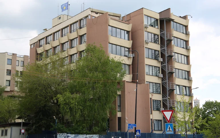 Le Procureur du Kosovo accuse une personne ayant commis une attaque terroriste de groupe