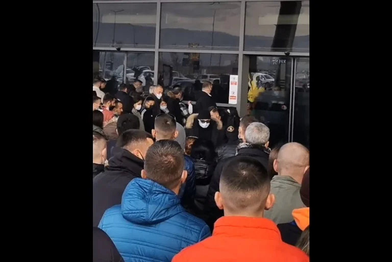 Visite libre à l'aéroport de Pristina, 37 avions sont attendus aujourd'hui