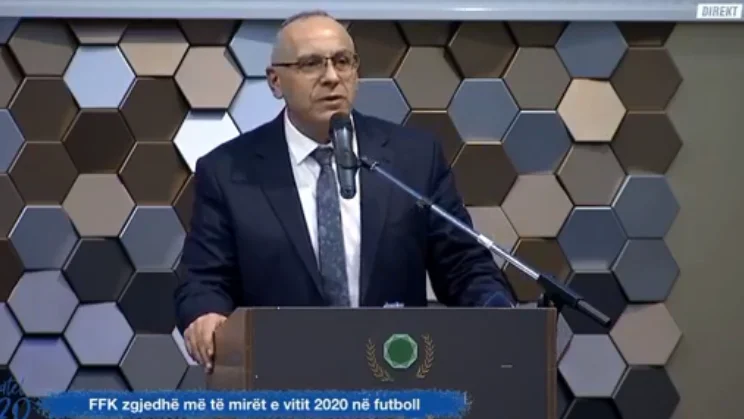 Los laureates de este año: Agim Adam, no anunciamos fútbols del año. Este premio pertenece a todos.