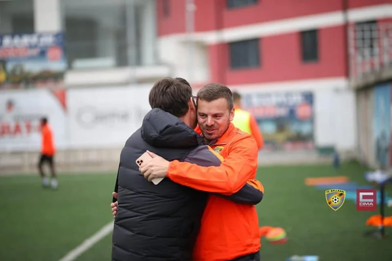 Ismet Munish dice buenas noticias al presidente del club Arsim Kabashi