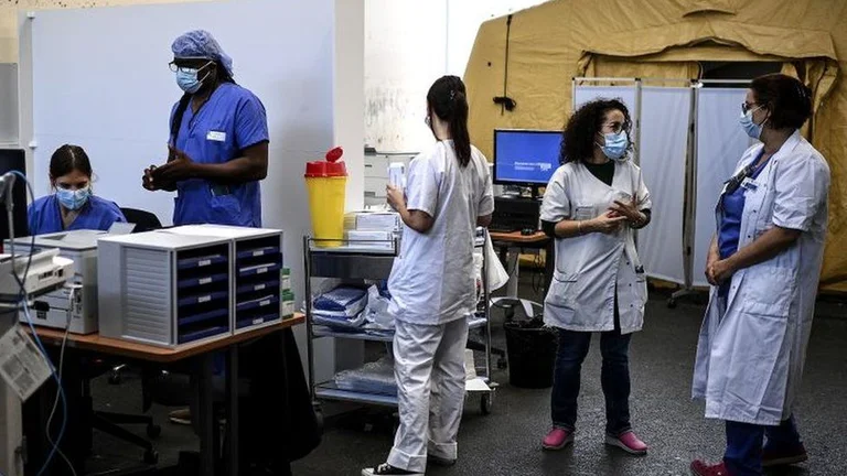 Francia con gesto umano: Da la cittadinanza a tutti gli immigrati che hanno aiutato nella lotta contro David-19.
