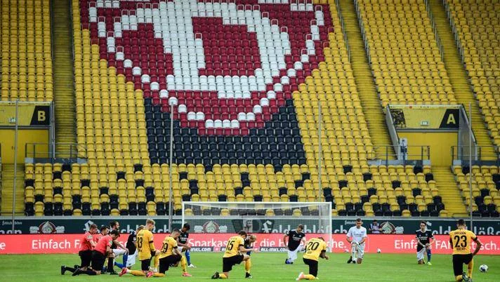 Sept mille billets vendus pour le stade par 30 000 places, mais le match a été joué sans fans