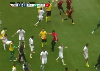 Përleshje brutale në futbollin brazilian, plasin grushtat e shqelmat në masë