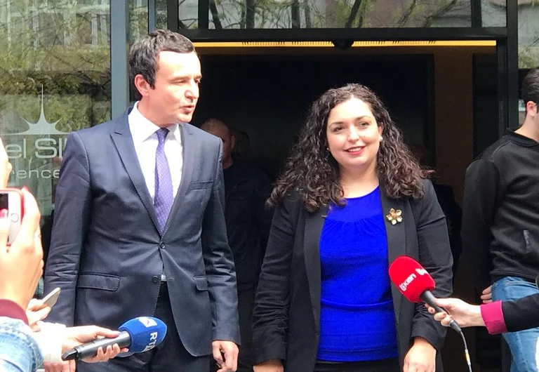 Scelte: Osman aspetta Kurt al primo incontro, dietro di lui Hoxhan Mustafe