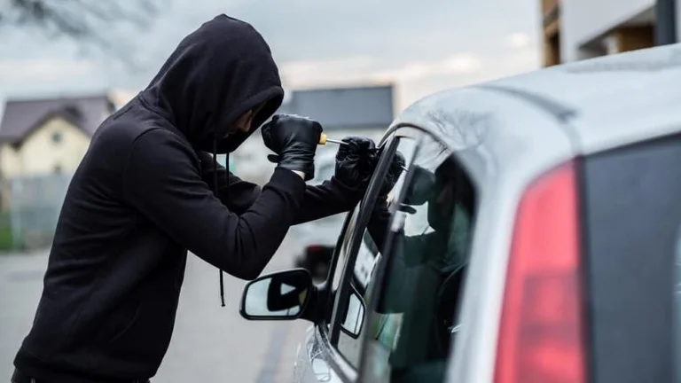 Nachdem ein Gefangener von 5.000 Franken in seinem Auto beraubt wurde, haben die Polizei einen Appell für alle