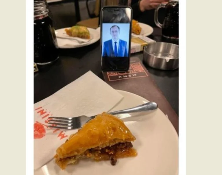 Bürger spenden Trust Geld auf baklava mit Hoti Foto