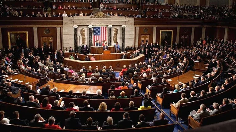 After many clashes, the U.S. Congress reaches agreement, $900 billion for the economy.