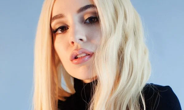 Ava Max parla albanese in televisione tedesca