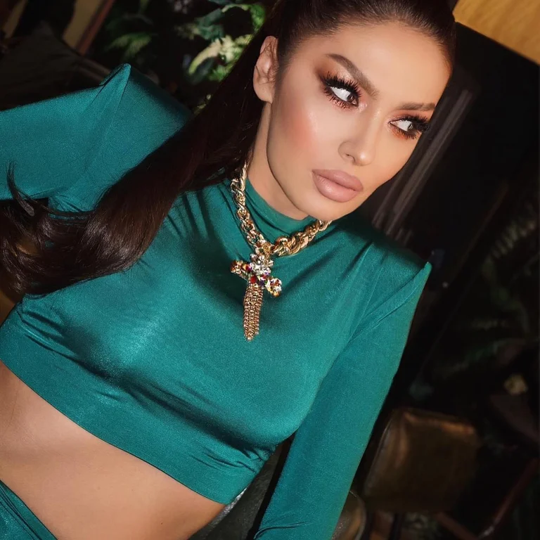 Serbiens “Kryqi”, Adelina Ismaili reagiert auf Kommentator (Foto) so