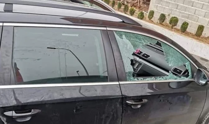 El exilio suizo rompe su coche en Suhareka, ladrones roban su bolsa