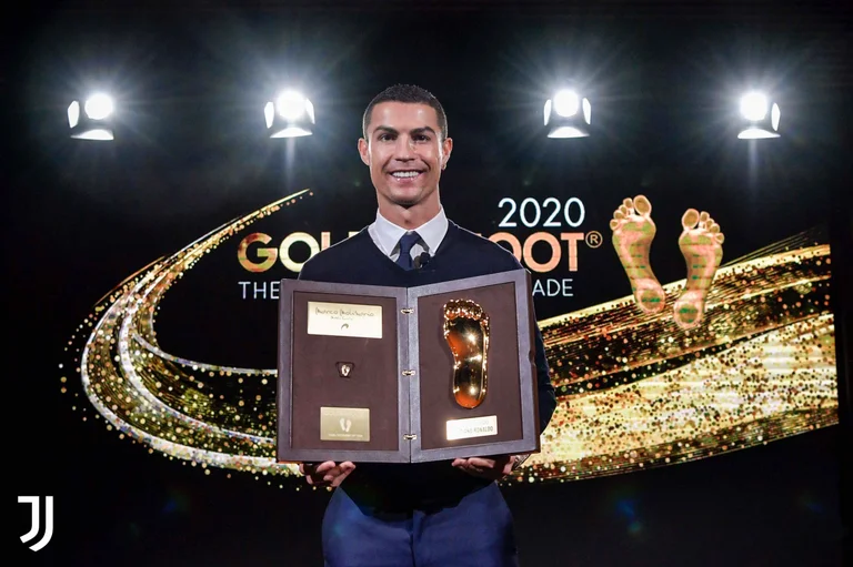 Cristiano Ronaldo gana el premio Golden Foot, uno de los pocos trofeos que Lionel Messi no ha ganado