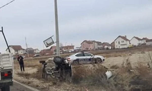 Due persone sono ferite da un rotolo di auto a Lipjan