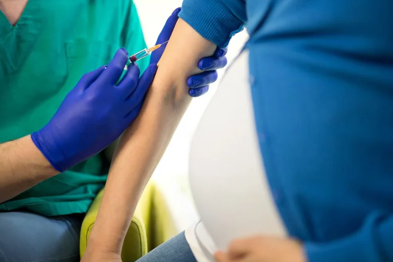 Les femmes enceintes et allaitantes devraient - elles être vaccinées contre Avid-19?