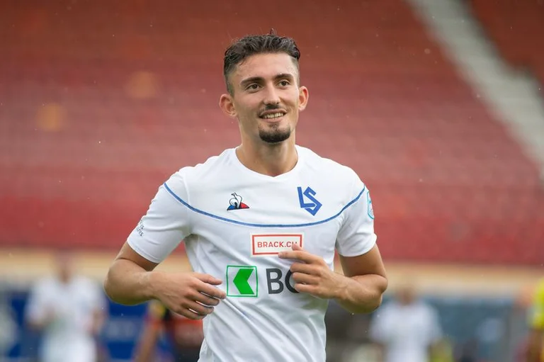 Andy Zeqiri debütierte gerade auf Premierliga mit Brighton.