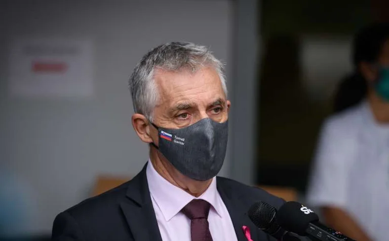 Sloweniens Gesundheitsminister Surrenders aufgrund der Pandemiesituation