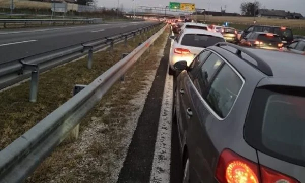 L'arrivo dei compatrioti kosovari continua a lungo raggio di auto attraverso i confini