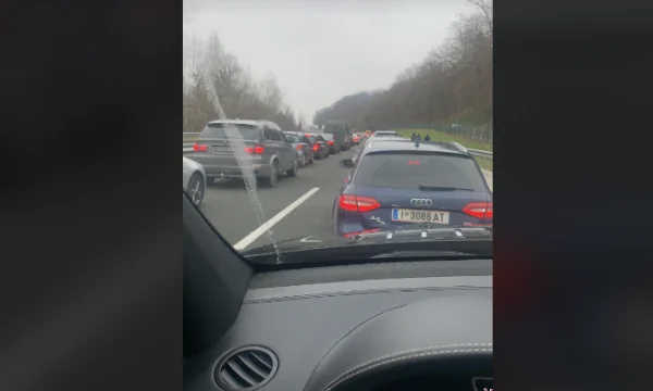 Column on Slovenia-Croatia border, Kosovars not allowed out of highway