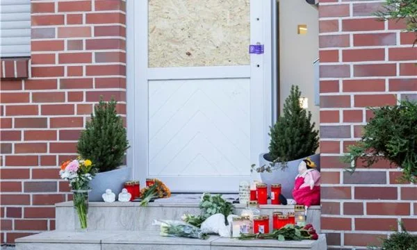 I tedeschi collocano fiori alla porta della casa del Kosovo che ha ucciso la moglie, la figlia e se stessi