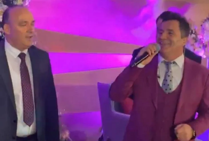 Speed Bulliqi party at a restaurant with some singers, forgets the virus