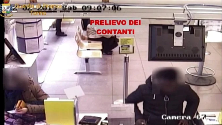 Operation Casanova: Es ist nur die Con Gange in Italien, dass er durch Romantik Frauengeld gestohlen hat.