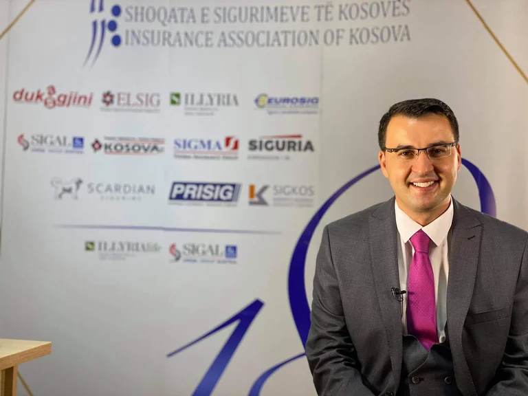 Le Bureau d ' assurance du Kosovo a illégalement mis à feu 73 travailleurs sans préavis