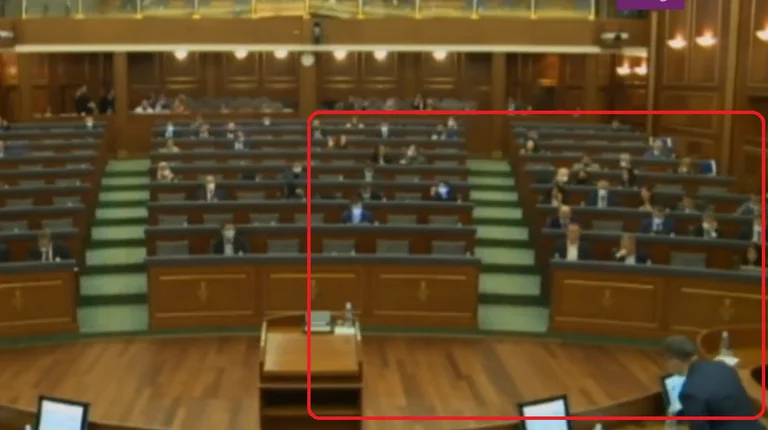 Selmanaj au Parlement: VVVA crie et sort avec une mélodie militaire