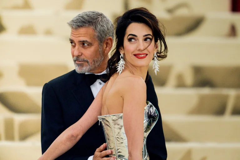 George Clooney a attendu exactement 20 minutes à genoux pour répondre à Amal !