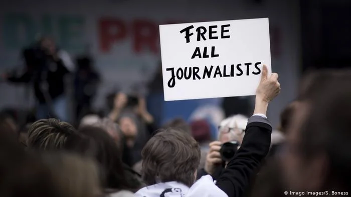 Einige Journalisten enden im Gefängnis, nachdem sie Korallen untersuchen.