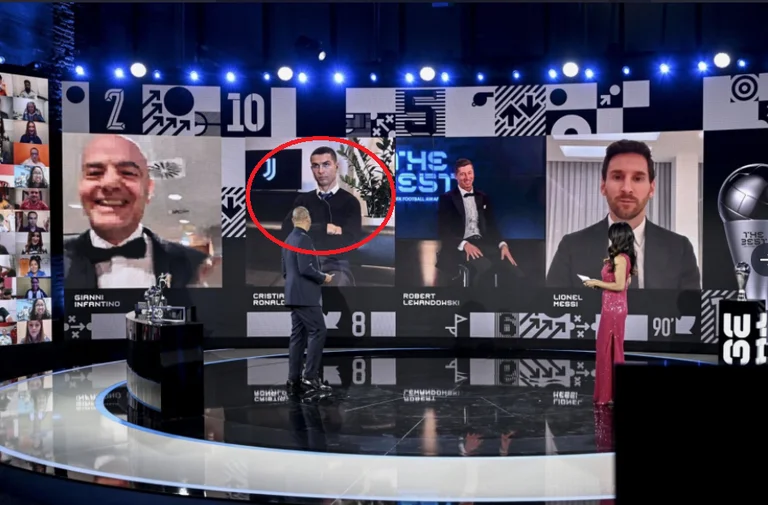 Look at Ronaldo's reaction when he realizes Leandowski took away his “award. Year player”