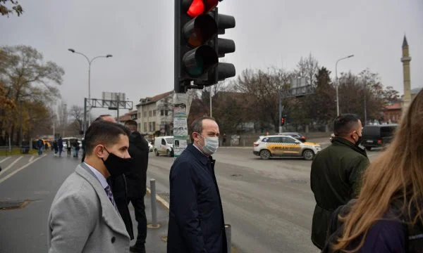 Dopo il licenziamento del capospion, Avdullah Hoti esce per le strade della fanteria.