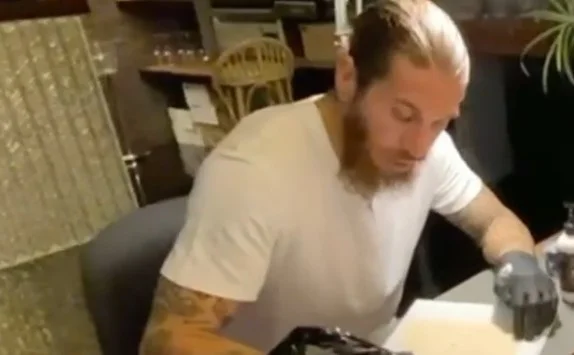 Remons von einem neuen Beruf, jetzt sogar Tattoo-Künstler