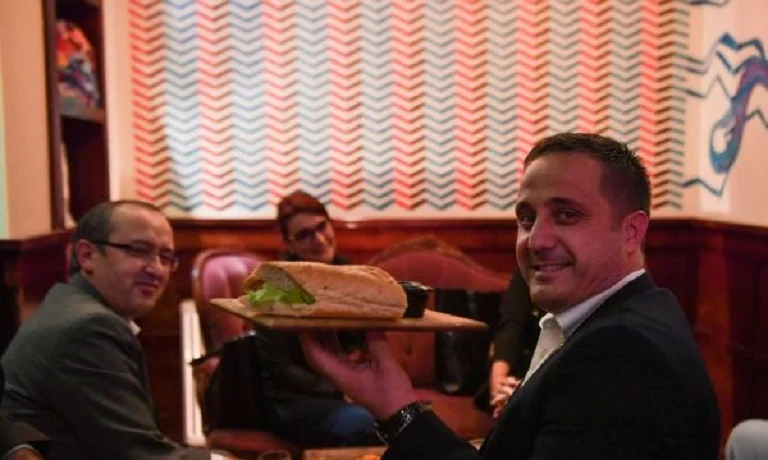 Selmanaj: El primer ministro está comiendo una gallina ahora.