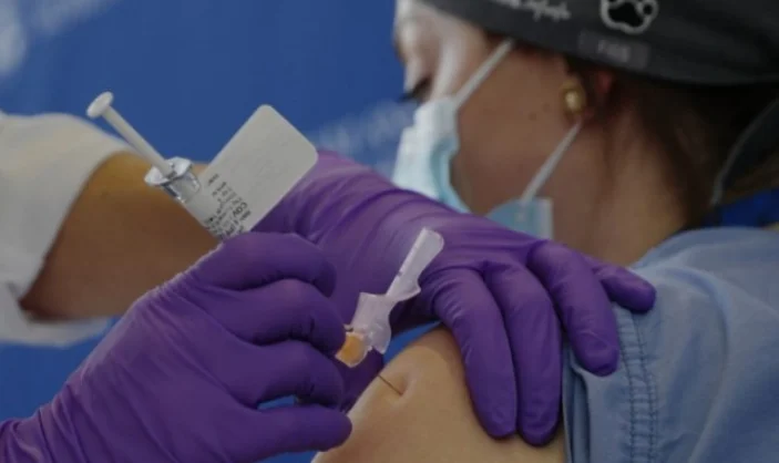 The New York Times: Vacina Pfizer) causes a case of severe allergic reaction
