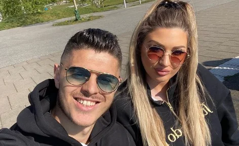 La esposa de Milo Rasica posa del coche de lujo