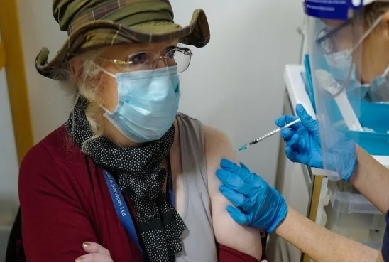 Anti - Vaccina CO V ID: Over 130,000 vaccinated in Britain during the first week