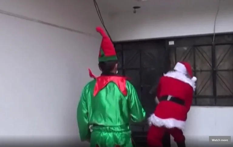 Es existiert, es existiert: Cops brach in das Haus eines Drogenhändlers, der als Santa Claus verkleidet wurde