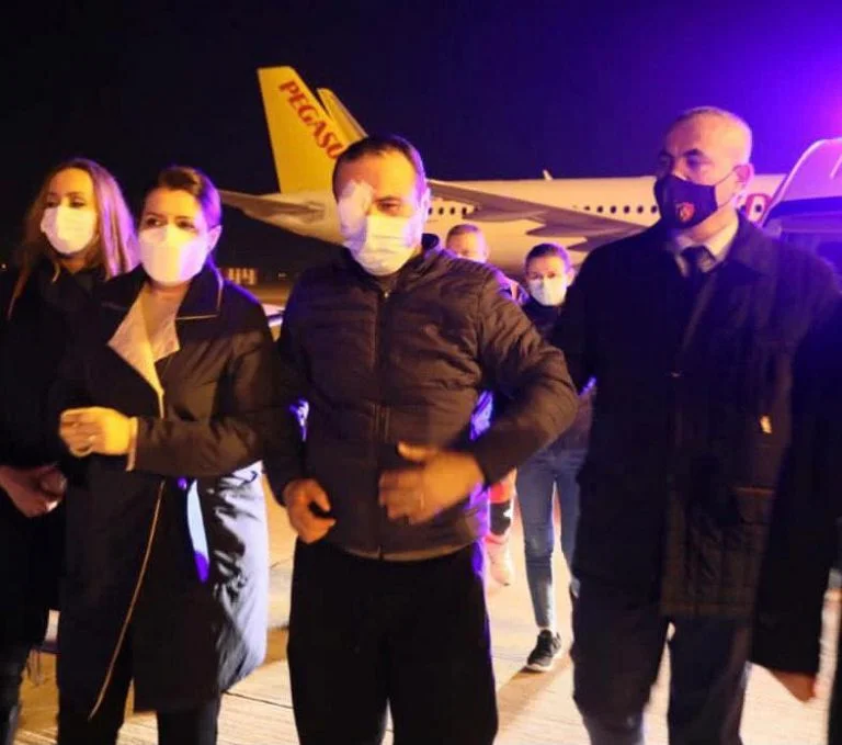 I poliziotti che hanno ferito i loro occhi a protesta per Klodian Rasha va per il recupero in Turchia