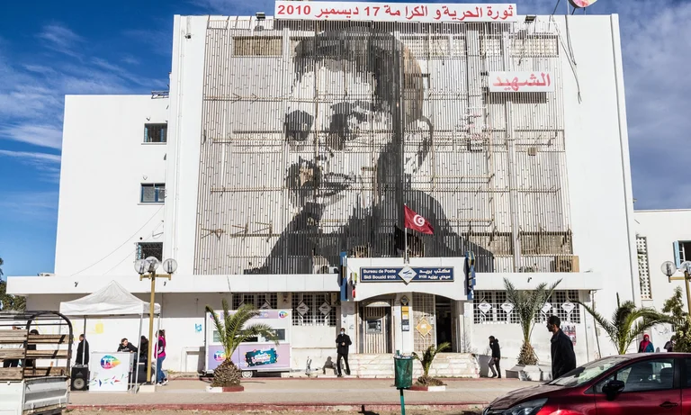 10 ans après sa révolution, le héros tunisien est maudit par le peuple