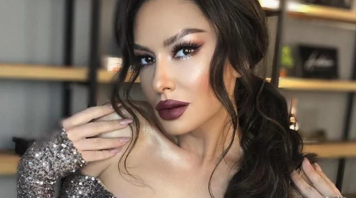 Adelina Ismaili festeggia il suo compleanno, post completamente nudo foto