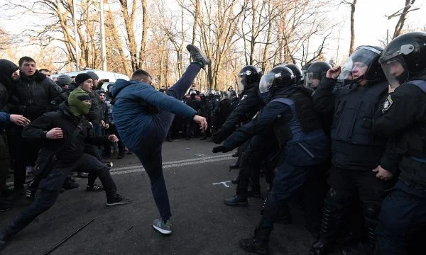 40 agenti di polizia rimangono feriti dall'incidente in Ucraina