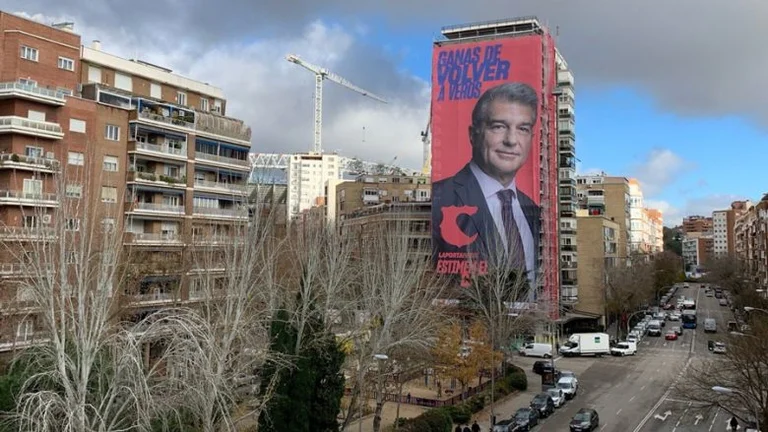 El ex presidente de Barcelona levanta un póster gigante a pocos metros de distancia.