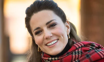 Kate Middleton puts on the earrings of Princess Diana