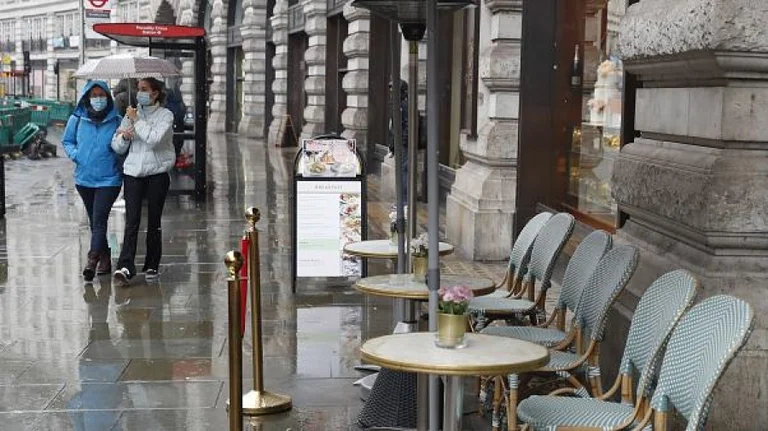 Die neue COVID-19-Mutation schließt schließlich Einheimische und Restaurants in Großbritannien